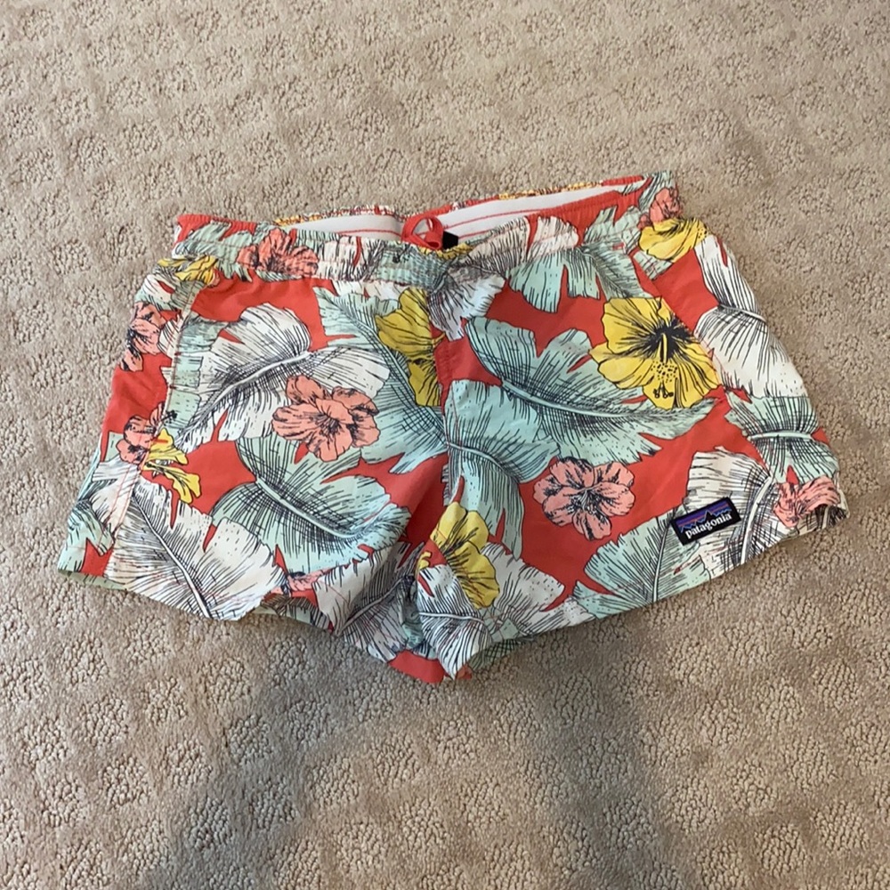 Cute girls Patagonia floral shorts!!